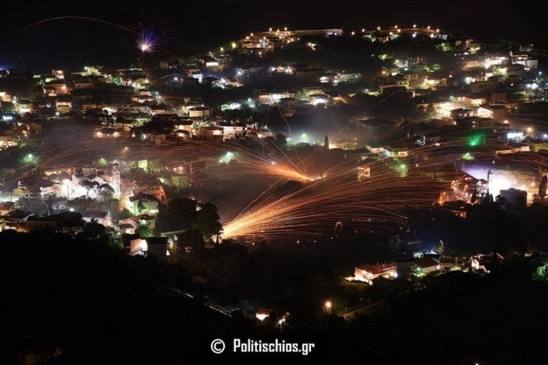 Εγινε η νύχτα μέρα στη Χίο – Εντυπωσιακός ο ρουκετοπόλεμος [εικόνες & βίντεο]